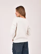 Buzo de tejido de punto color marrón oscuro, con cuello en V y detalles calados horizontales a lo largo del cuerpo y mangas.