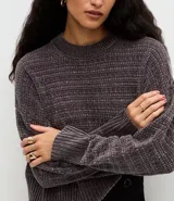 Suéter de punto chenille color gris oscuro, con cuello redondo alto, textura acanalada y puños ajustados.