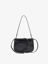 Cartera bandolera Diesel modelo 1DR Twin de cuero vacuno negro, con doble compartimento con cierre, correas desmontables y ajustables, y el distintivo logo Oval D en relieve en el frente.