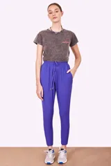 Pantalón de vestir color azul eléctrico, tiro alto con elástico y cordón ajustable en la cintura. Corte ajustado al tobillo.