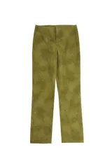 Pantalón de tiro medio color verde oliva, confeccionado en tejido con efecto gamuza. Presenta cierre frontal con cremallera, presillas para cinturón y corte recto.