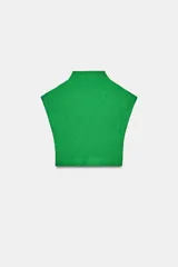 Chaleco de punto acanalado color verde brillante, con cuello alto y mangas sisa caídas.