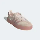 Championes Adidas Sambae, una versión actualizada del modelo Samba con una suela elevada y gruesa de color rosado translúcido. El exterior es de cuero nobuk color beige claro con las 3 rayas dentadas y refuerzo en la puntera en color rosado pálido.