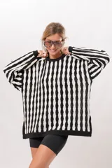 Buzo tejido de algodón con rayas verticales blancas y negras, de corte oversize.