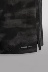 Short deportivo negro con estampado abstracto, cintura elástica ajustable con cordón, bolsillos laterales y trasero con cierre, forro interior y detalle de perforaciones en el ruedo.