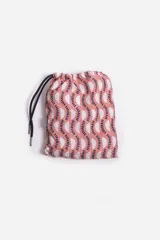 Short de baño celeste con estampado de hojas pequeñas en tonos verdes y blancos. Cuenta con cintura elástica con cordón ajustable, bolsillos laterales y un parche circular con logo en la parte inferior.