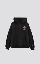 Buzo con capucha de calce oversize, color negro, con un pequeño estampado de Mickey Mouse en el pecho derecho. El cordón de ajuste de la capucha es negro con texto repetido en blanco.