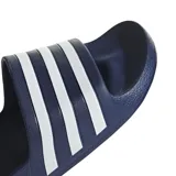 Sandalias tipo chinela Adidas Adilette Aqua, color azul marino con tres franjas blancas en la tira superior.