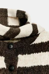 Chaqueta de punto a rayas horizontales en color marrón y beige, con cuello redondo, manga larga y cierre frontal con botones. Incluye una bufanda integrada del mismo tejido y diseño.