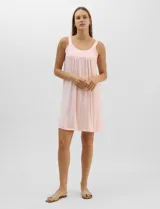 Camisón corto de tejido soft, sin mangas, con escote redondo, aplique de botones y detalle plisado en el frente. Estampado floral en tonos rosados y grises.