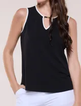 Blusa sin mangas de seda fría marca Rio & Rian, color blanco con ribetes negros en cuello y sisas. Presenta un escote redondo con abertura tipo gota en el frente y un aplique metálico decorativo.