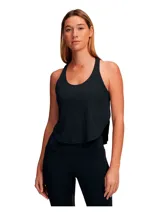 Musculosa deportiva negra con diseño de doble capa, que incluye un sujetador incorporado. Presenta espalda cruzada, bajo redondeado con aberturas laterales y tejido elástico transpirable.
