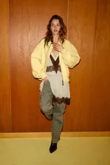Cazadora tipo bomber de corte oversize confeccionada en piel 100% color amarillo pastel. Presenta cuello clásico, cierre frontal con cremallera metálica, bolsillos delanteros con solapa y acabados en tejido rib en puños y ruedo.