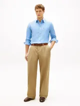 Camisa de corte regular confeccionada en algodón Oxford elástico y ligero, color celeste. Cuenta con cuello abotonado, mangas largas con puños redondeados, bolsillo de parche en el pecho con el logo bordado y bajo redondeado.