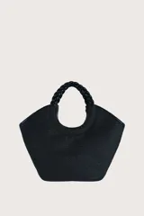 Bolso de mano tipo tote con diseño estructurado y textura tejida. Cuenta con asas superiores trenzadas y un detalle de etiqueta colgante de cuero sintético.