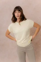 Remera básica color celeste, de corte relajado, cuello redondo y mangas cortas con hombro caído y dobladillo.