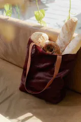 Bolso tipo tote de cuero con pelo color marrón y blanco, con manijas de cuero crudo.
