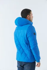 Campera de nylon negra con capucha, cierre frontal con cremallera, bolsillos laterales con cierre y logo de goma en el pecho.