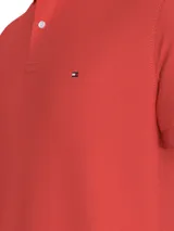 Chomba de corte regular confeccionada en una mezcla de algodón y elastano. Presenta cuello clásico, cartera con dos botones y el logo de la marca bordado en el pecho.
