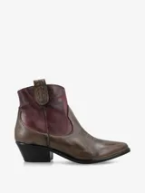 Botín de cuero marrón con detalles en rojo, de estilo texano, con puntera fina y taco bajo.