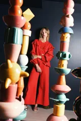 Campera de jean blanca con volados en el frente y las mangas, confeccionada en algodón y lino.