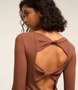 Body marrón de microfibra texturizada, con cuello redondo, mangas largas y escote en U en la espalda con tiras cruzadas.