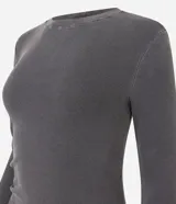 Vestido midi gris confeccionado en rib de algodón y elastano. Posee cuello redondo, manga larga y drapeado lateral con abertura en la parte inferior.