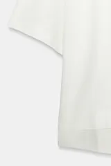 Camiseta blanca de algodón con cuello solapa, manga corta y cierre frontal con botones. Presenta un diseño regular fit con bajo acabado en tejido combinado a tono.