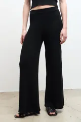 Pantalón negro de punto acanalado, corte palazzo y cintura alta.