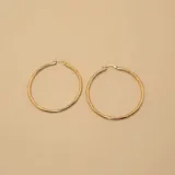 Aros tipo argolla de oro 18k con diseño torneado y acabado brillante.