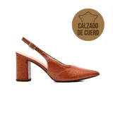 Zapatos de tacón alto Usaflex modelo Adhara, color marrón con textura símil cuero y acabado brillante. Diseño destalonado con tira ajustable en el talón, taco ancho y punta fina.