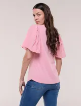 Blusa blanca de silueta suelta con escote redondo y mangas cortas estilo mariposa confeccionadas en tela plisada translúcida.