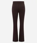 Pantalón de corte flare confeccionado en punto roma, con cintura estructurada, detalle de hebilla decorativa, cierre frontal y bolsillos posteriores.