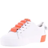 Championes de cuero blanco con plataforma, detalle de volados en color naranja sobre la lengüeta y suela con detalle naranja en el talón.