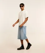 Remera masculina de corte boxy, cuello redondo y mangas cortas, confeccionada con tecnología dry de tacto frío en el interior y exterior de algodón.