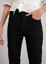 Pantalón de jean negro de corte recto, con tiro alto, cinco bolsillos y trabillas en la cintura.