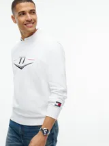 Buzo blanco de cuello redondo con estampado gráfico frontal del número 77 y detalles distintivos de la colaboración con Cadillac Formula 1 Team.