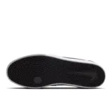 Championes Nike SB Chron 2 de estilo urbano, color negro con el logo de la marca en blanco en el lateral. Confeccionados en gamuza y lona, cuentan con una suela vulcanizada blanca que aporta flexibilidad y durabilidad.
