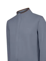 Buzo de algodón orgánico color gris de la marca RKF, modelo Rimini. Cuenta con cuello alto, cierre frontal oculto, mangas largas y detalles en contraste en el interior del cuello.