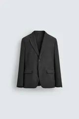 Blazer slim fit de estructura con diseño de pata de gallo, cuello con solapas de muesca, manga larga con botones en puños, bolsillos de solapa en cadera y cierre frontal con botones.