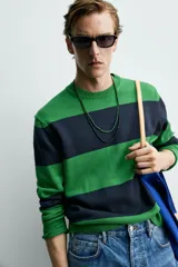 Jersey de punto de algodón con diseño de rayas horizontales anchas en color verde y azul marino. Presenta cuello redondo, manga larga y terminaciones en rib.