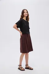 Short ancho de poliéster color negro, de tiro alto y diseño sastrero con pinzas en el frente.