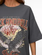 Camiseta gris oscuro de manga corta y corte oversize, con estampa frontal de águila y la leyenda 'Rock and Roll'.