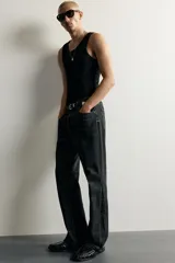 Jeans flare fit de denim negro, tiro medio, ajustados arriba y con botamanga acampanada. Cuentan con cinco bolsillos, lavado efecto gastado y bajo con acabado irregular. Cierre frontal con cremallera y botón.