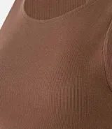 Top cropped sin mangas, color marrón oscuro, de corte ajustado al cuerpo y cuello redondo. Presenta textura acanalada.