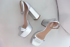 Sandalias de fiesta color rosa pastel, con plataforma y tacón cuadrado.