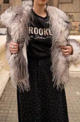 Tapado blanco con textura de plumas sintéticas.