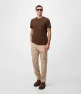 Pantalón de corte recto de estilo sastre color beige, con cintura semielástica, pasacintos, bolsillos laterales y cierre frontal con botón y cremallera.