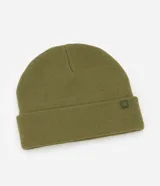 Gorro de punto de estilo beanie, color bordó, con borde plegado y etiqueta decorativa aplicada.