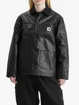 Chaqueta Carhartt modelo W' Dean Michigan, color negro con acabado encerado. Presenta cuello de pana, cierre frontal con botones, cuatro bolsillos delanteros y parche con logo de la marca en el pecho.